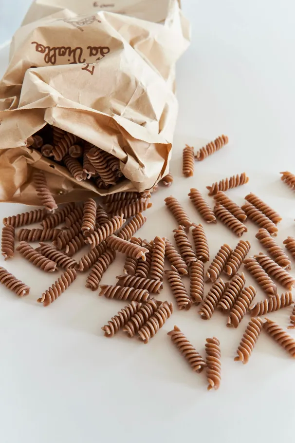 Fusilli-Pasta als Stillleben in der Küche