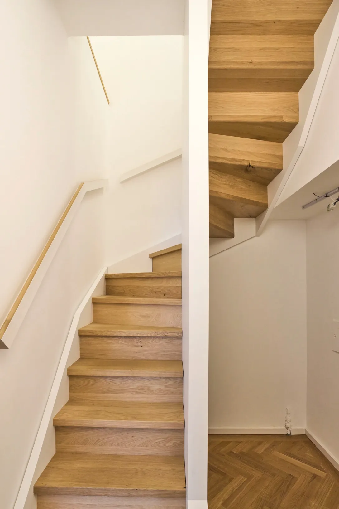 zweiläufige Treppe zwischen den Ebenen