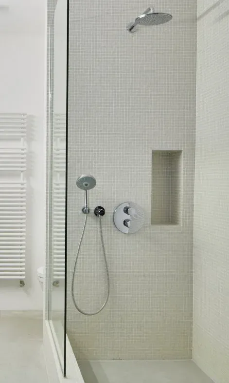 Dusche mit Mosaikfliesen und Ablagenische, Detail