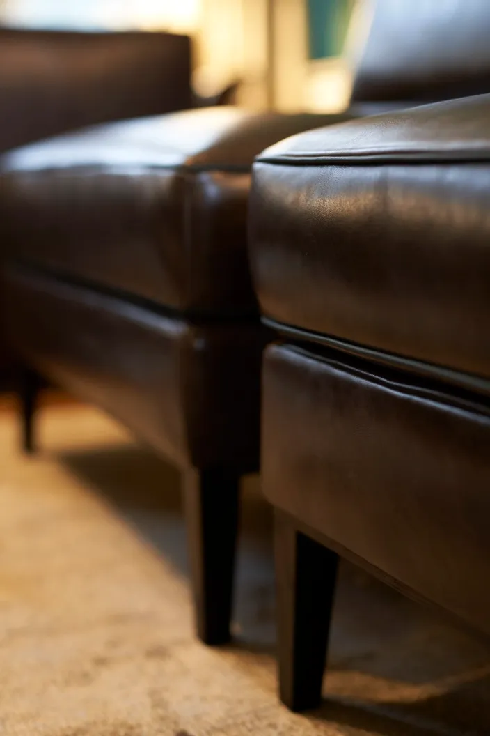 Ledersofa und Hocker, Detail
