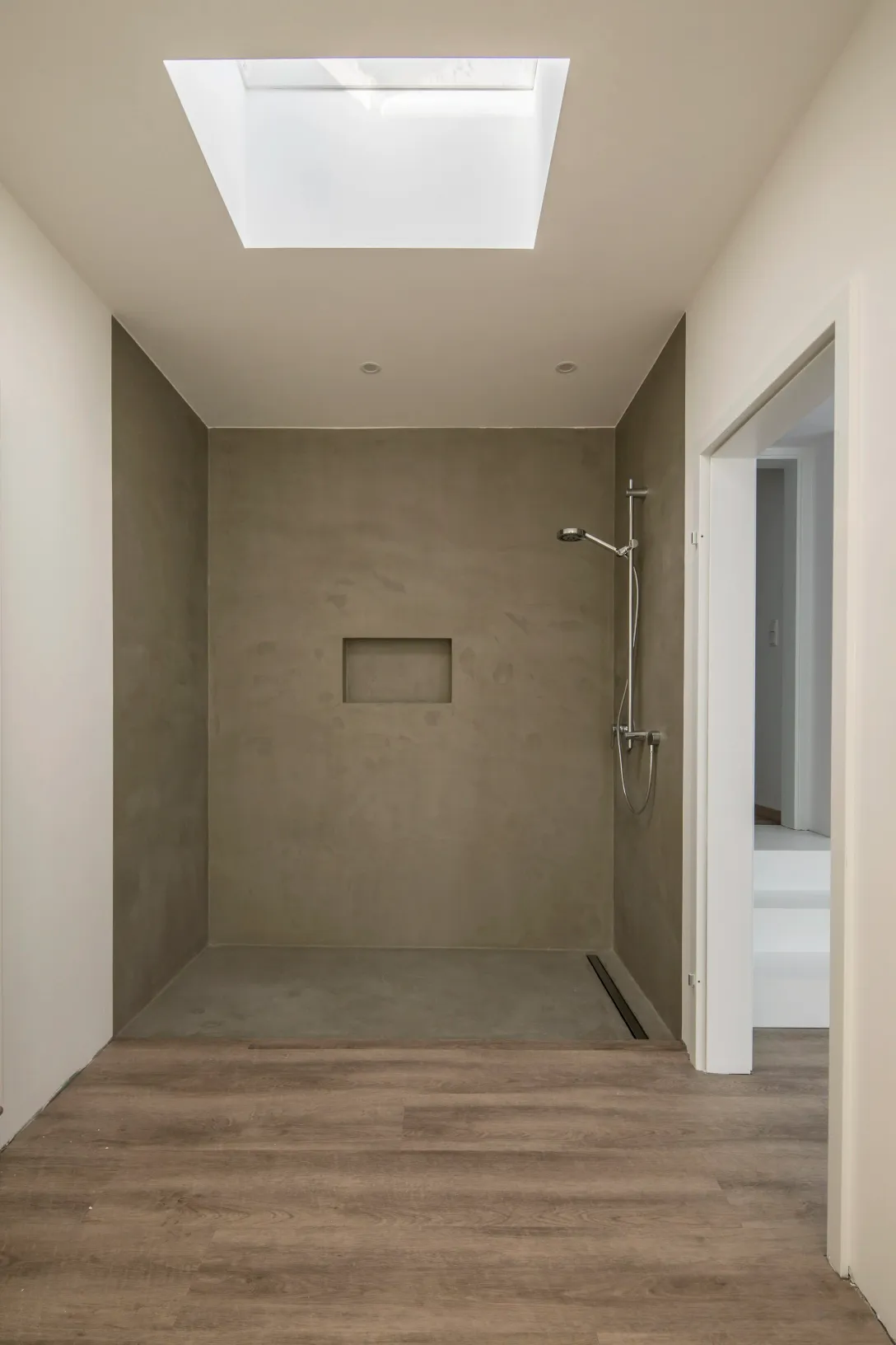 Dusche mit Oberlicht und Nische in Sichtputz