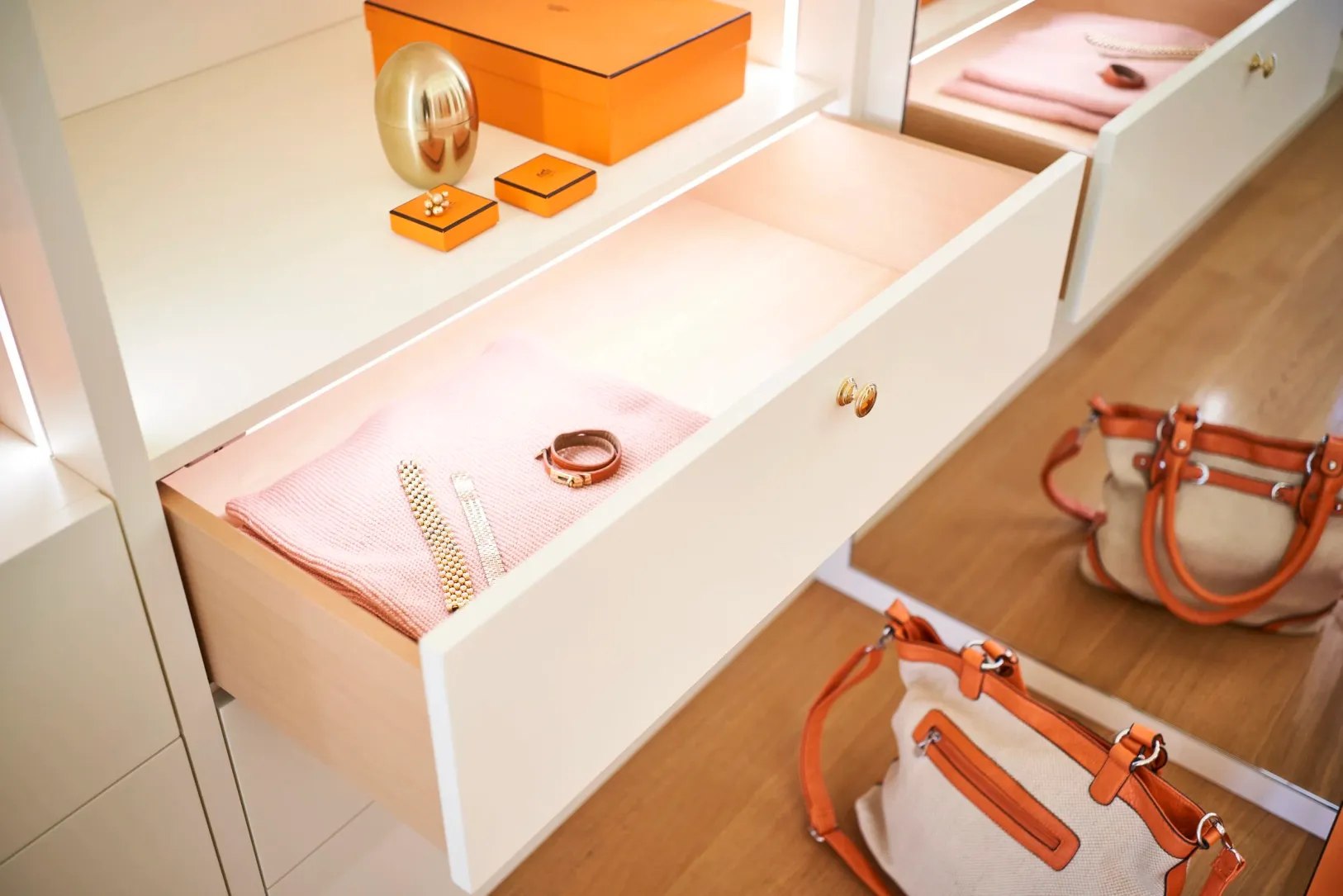 Offene Schublade mit Schmuck und Accessoires