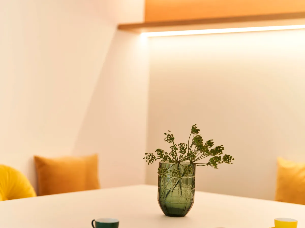 Esstisch mit Vase und Geschirr, Detail