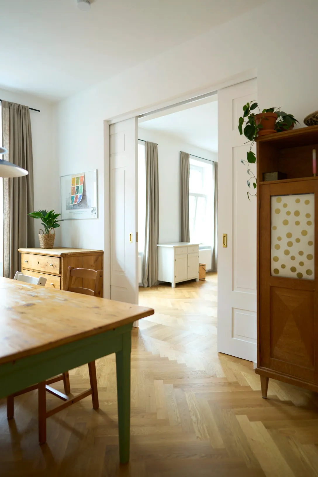 Schiebetür zum Esszimmer mit Vintage-Möbeln