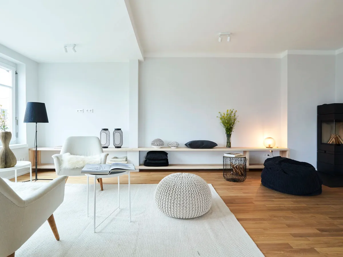 Wohnzimmer mit Sitzsack, Strickpouf und Kaminofen