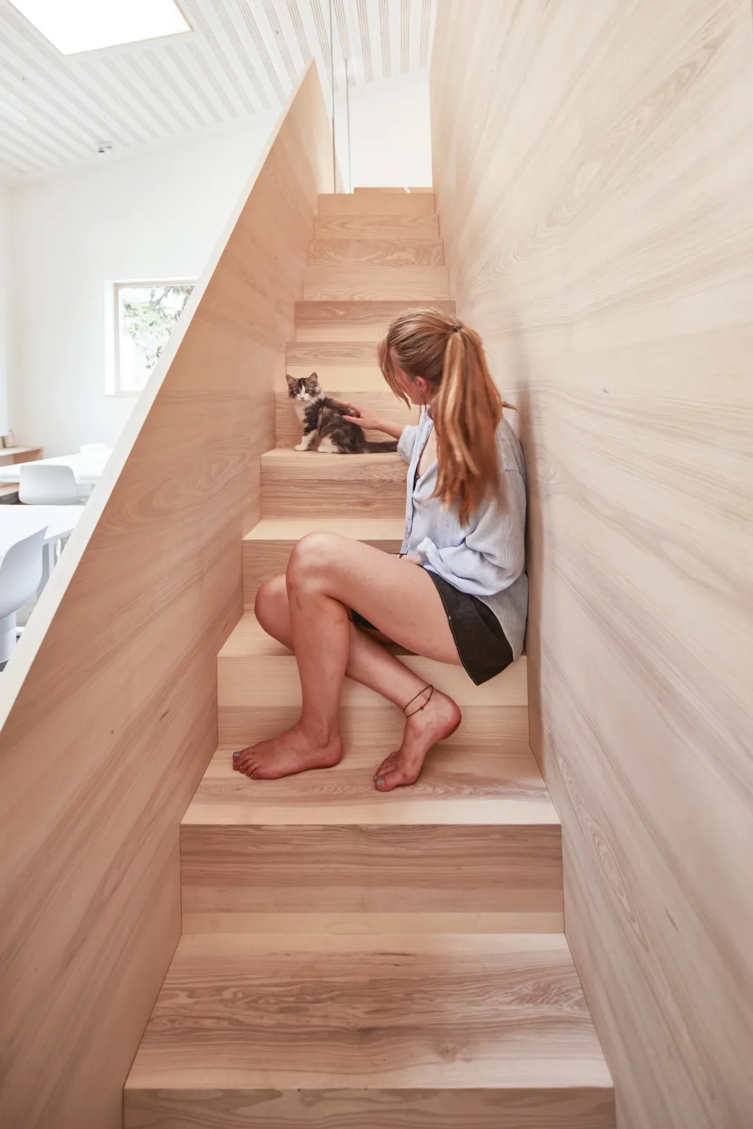 Treppe mit sitzender Person und Katze