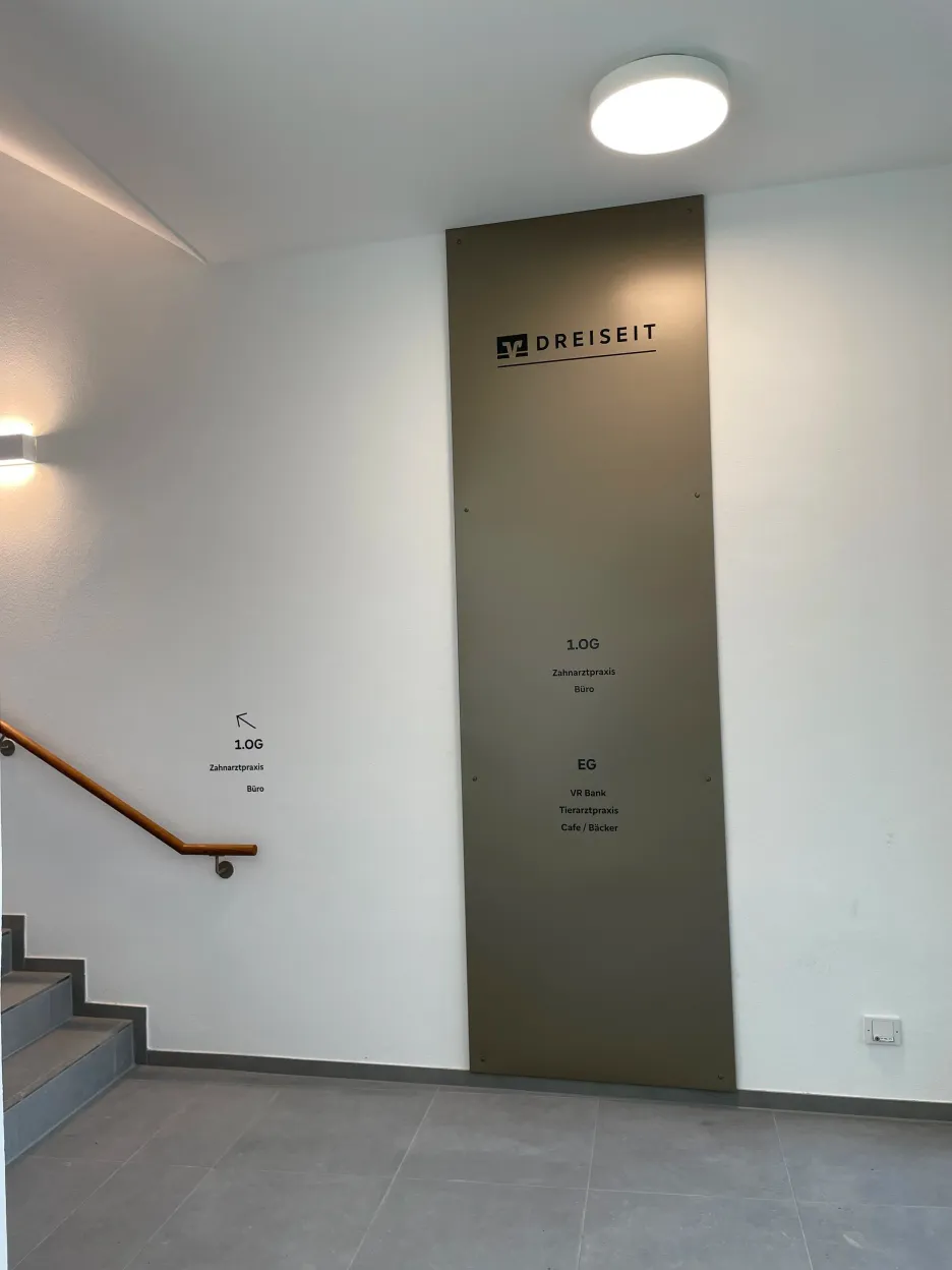 Übersichtstafel der Mieter im Eingangsbereich