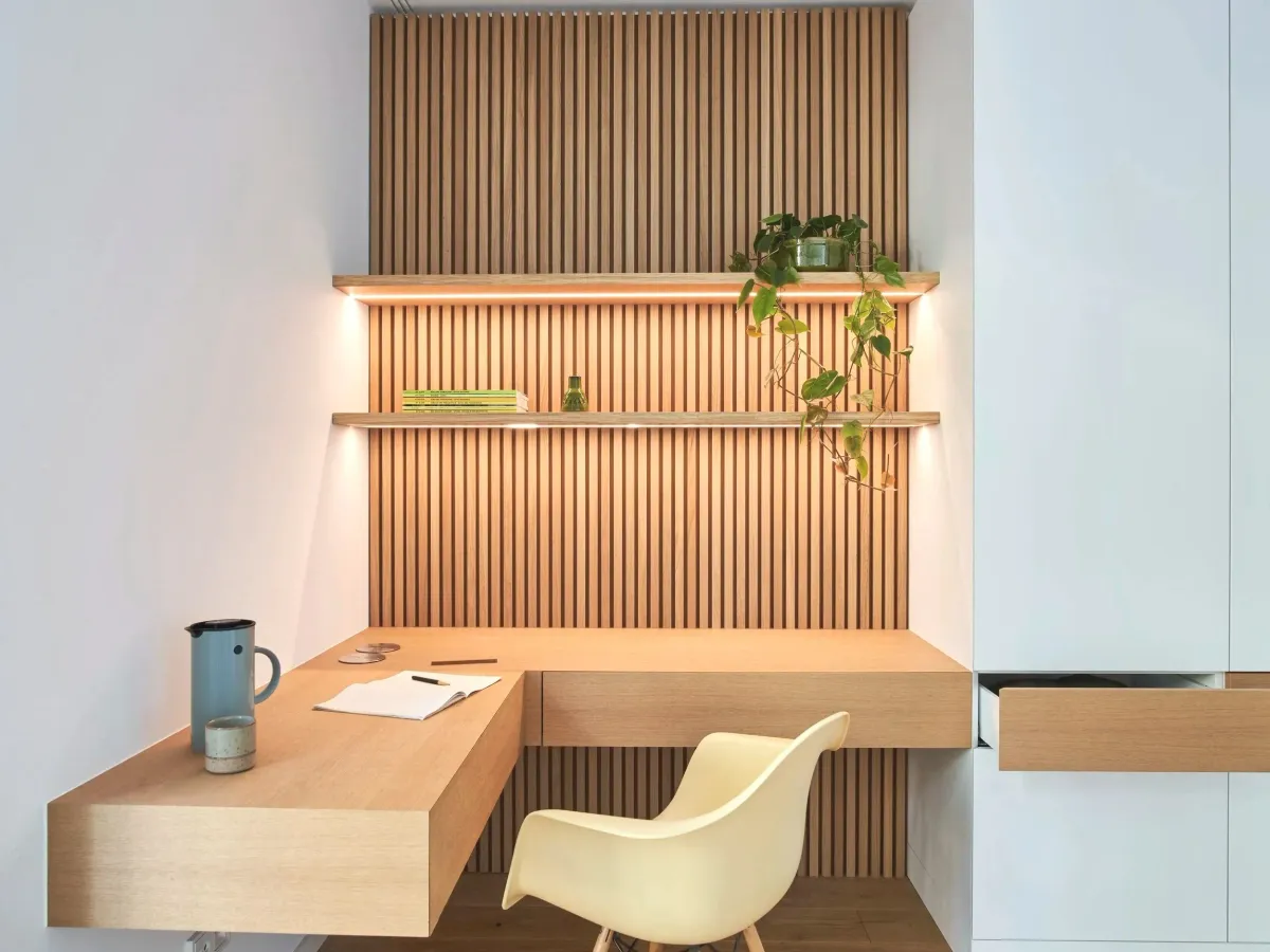 Homeoffice-Nische mit Holzlamellenwand