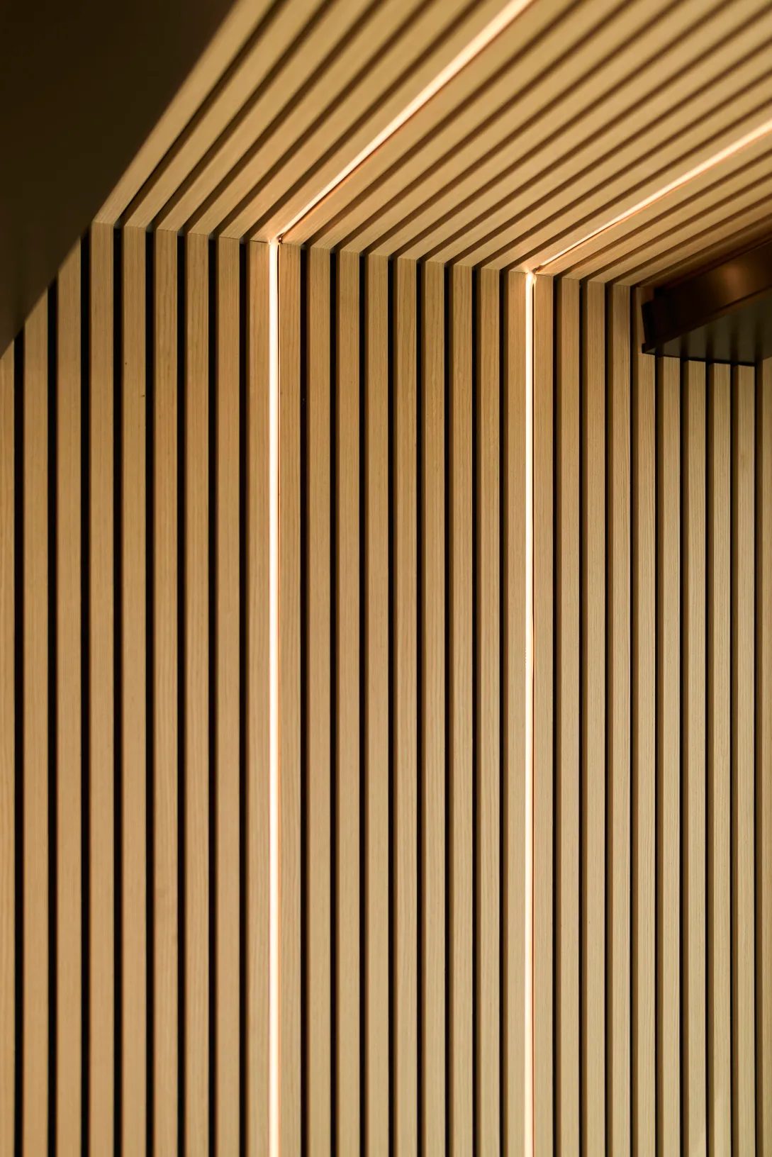 Holzlamellenverkleidung mit indirekter Beleuchtung, Detail