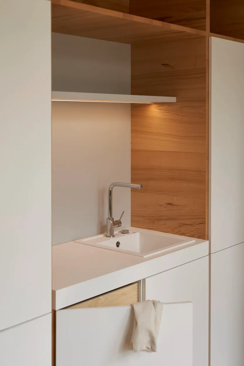 Waschbecken der Kitchenette mit Eschenholz-Rückwand, Detail