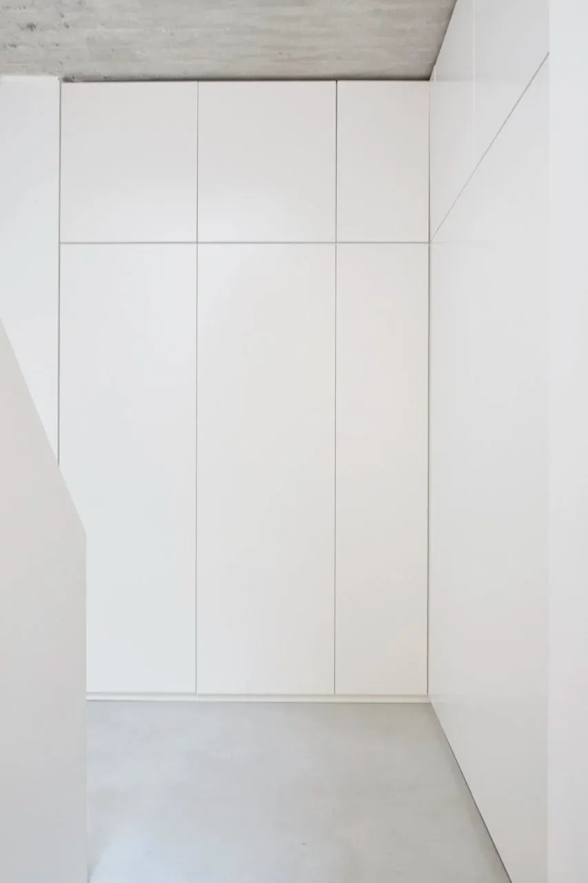 Einbauschrank unter dem Sichtbeton-Treppenpodest