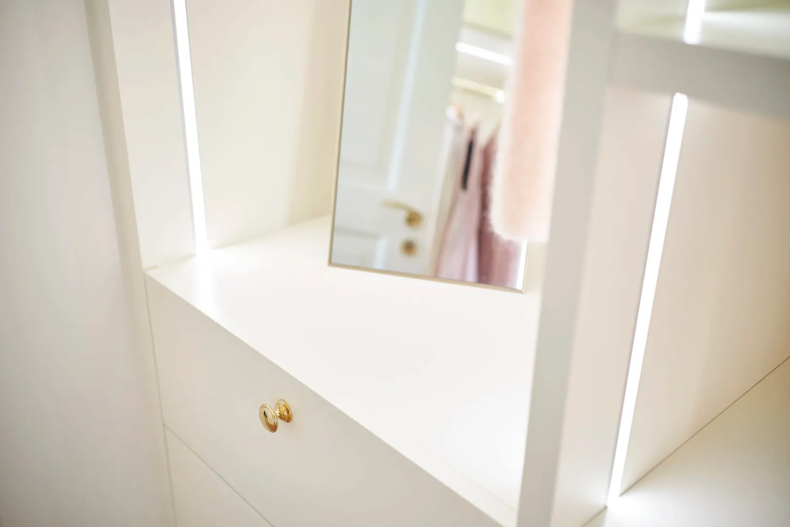 Spiegeldetail am Einbauschrank mit Messingknopf