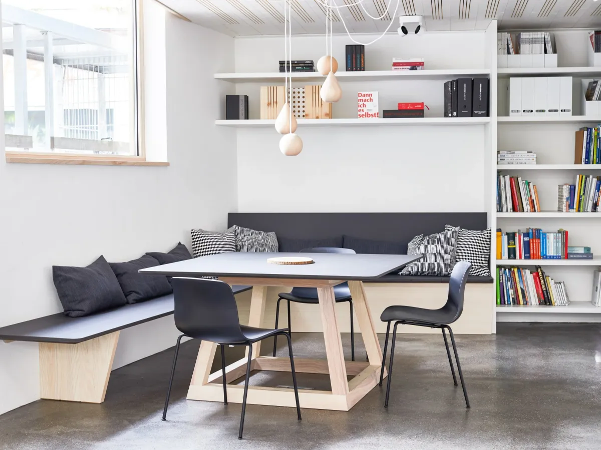 Sitzecke mit Bank, Bücherregal und Hängeleuchten
