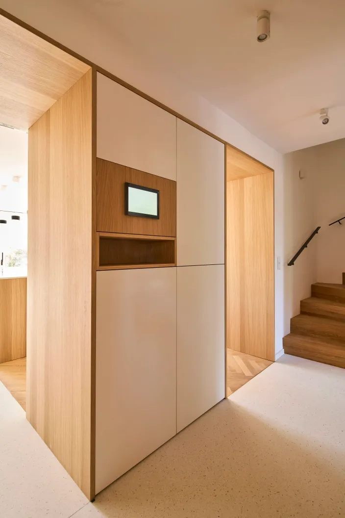 Einbauschrank mit Bildschirm, Blick zur Treppe