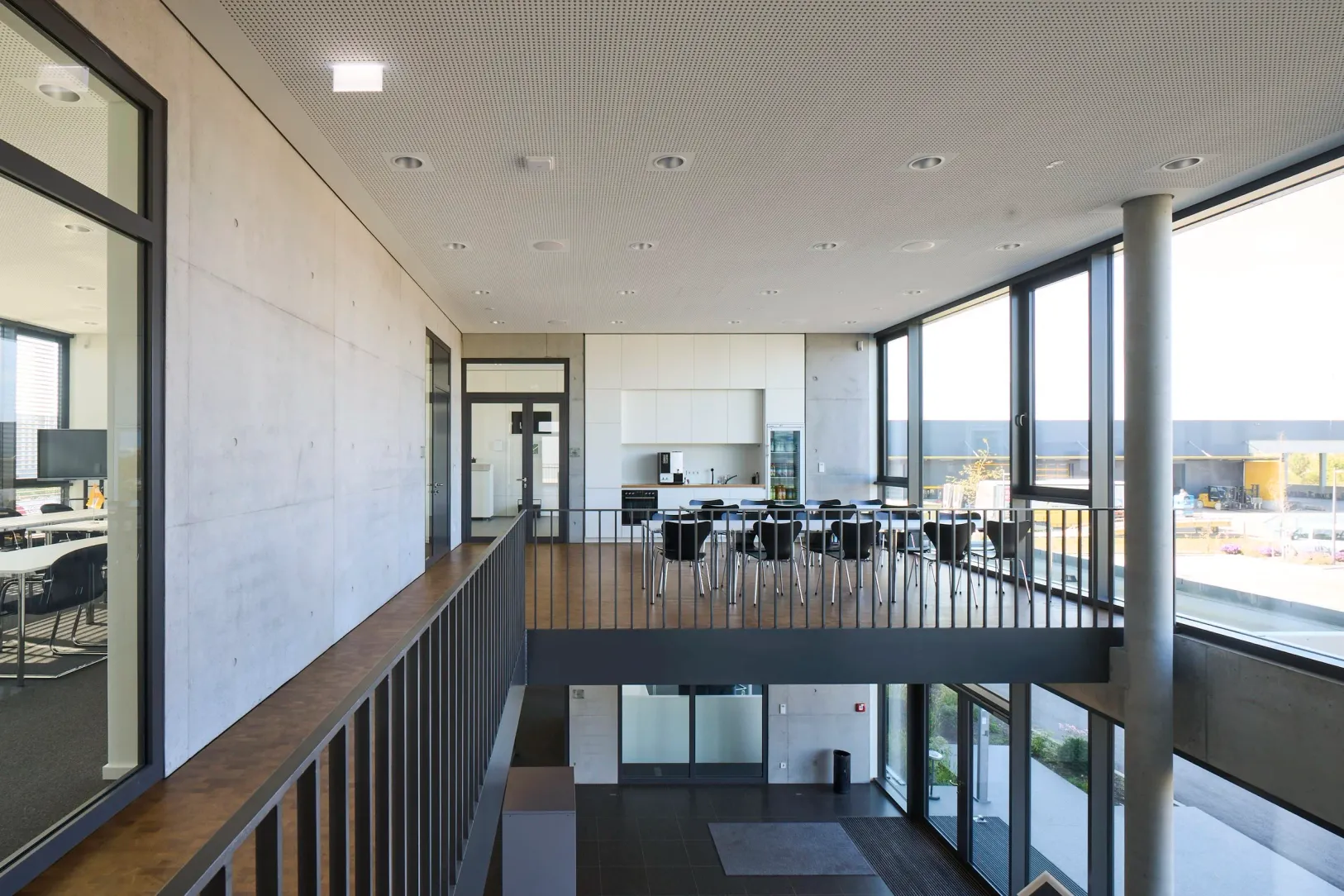 Pausenraum im Obergeschoss mit Küchenzeile und Blick zur Lagerhalle