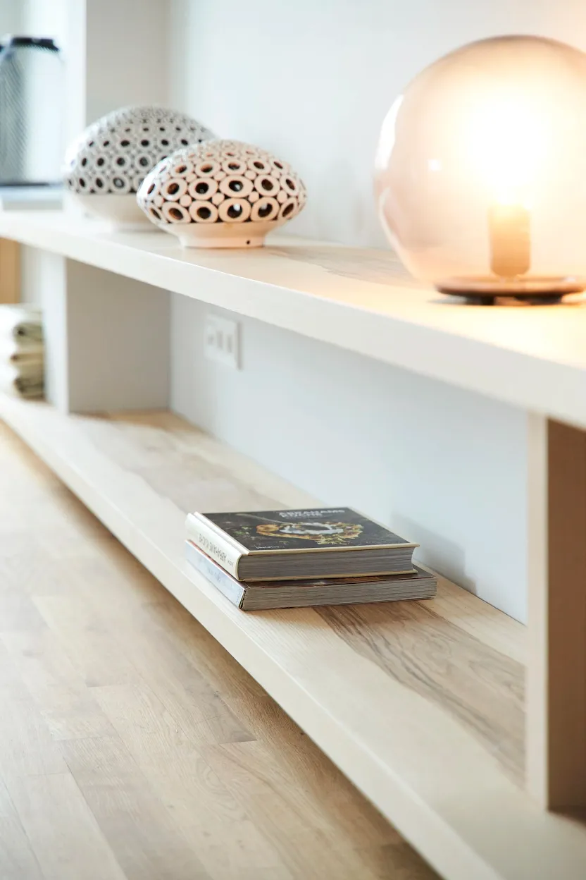 Sideboard mit Keramikleuchten und Büchern, Detail