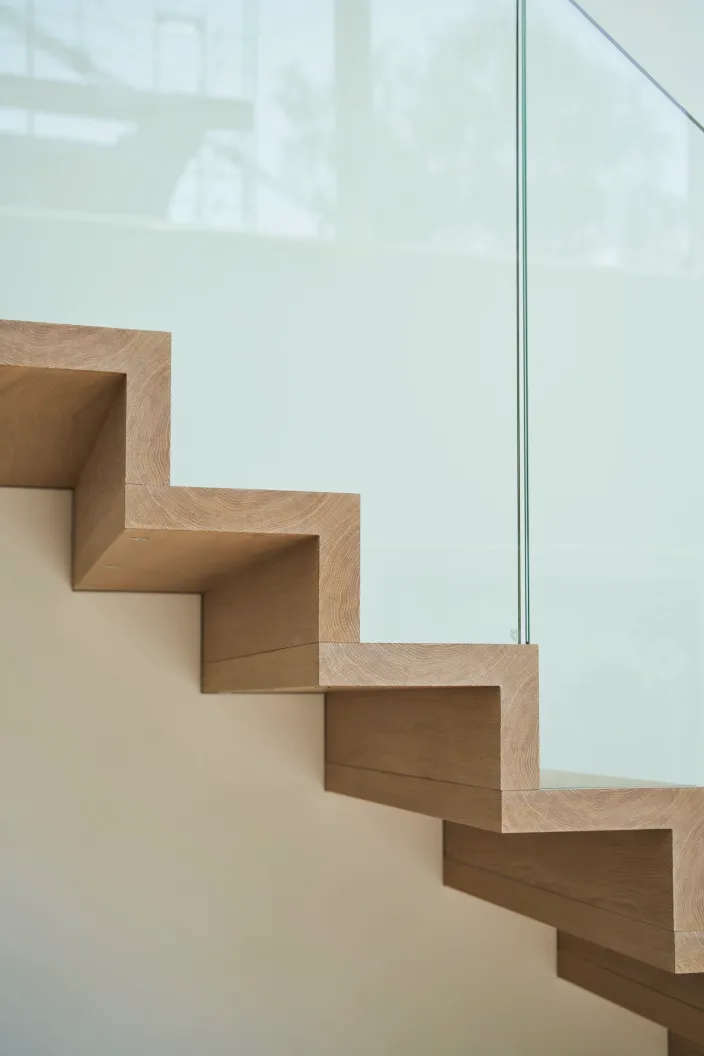 Auskragende Holztreppe mit Glasgeländer, Detail