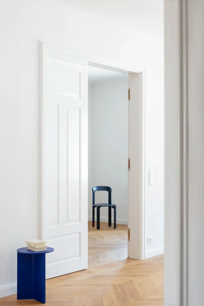 Blick durch die Flügeltür ins Zimmer
