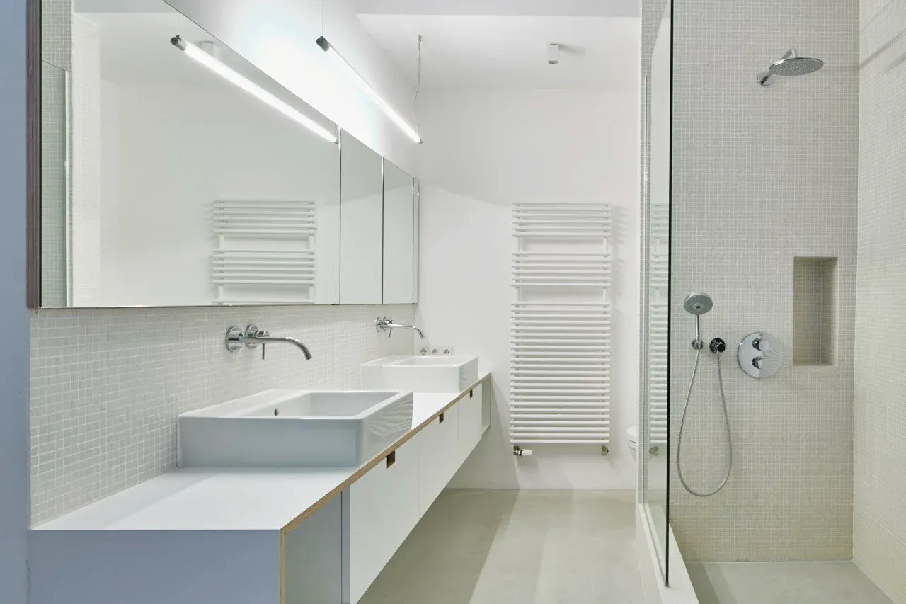 Bad mit Doppelwaschtisch und offener Dusche