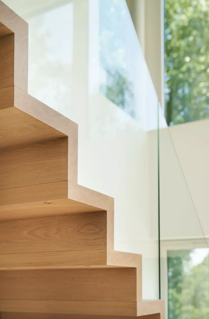 Holztreppe mit Blick zum Fenster, Detail
