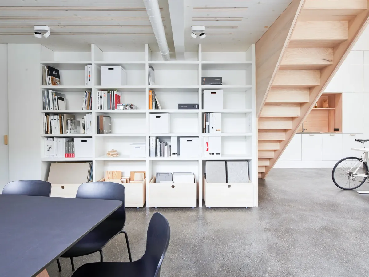 Regalwand mit Ordnern neben der Treppe