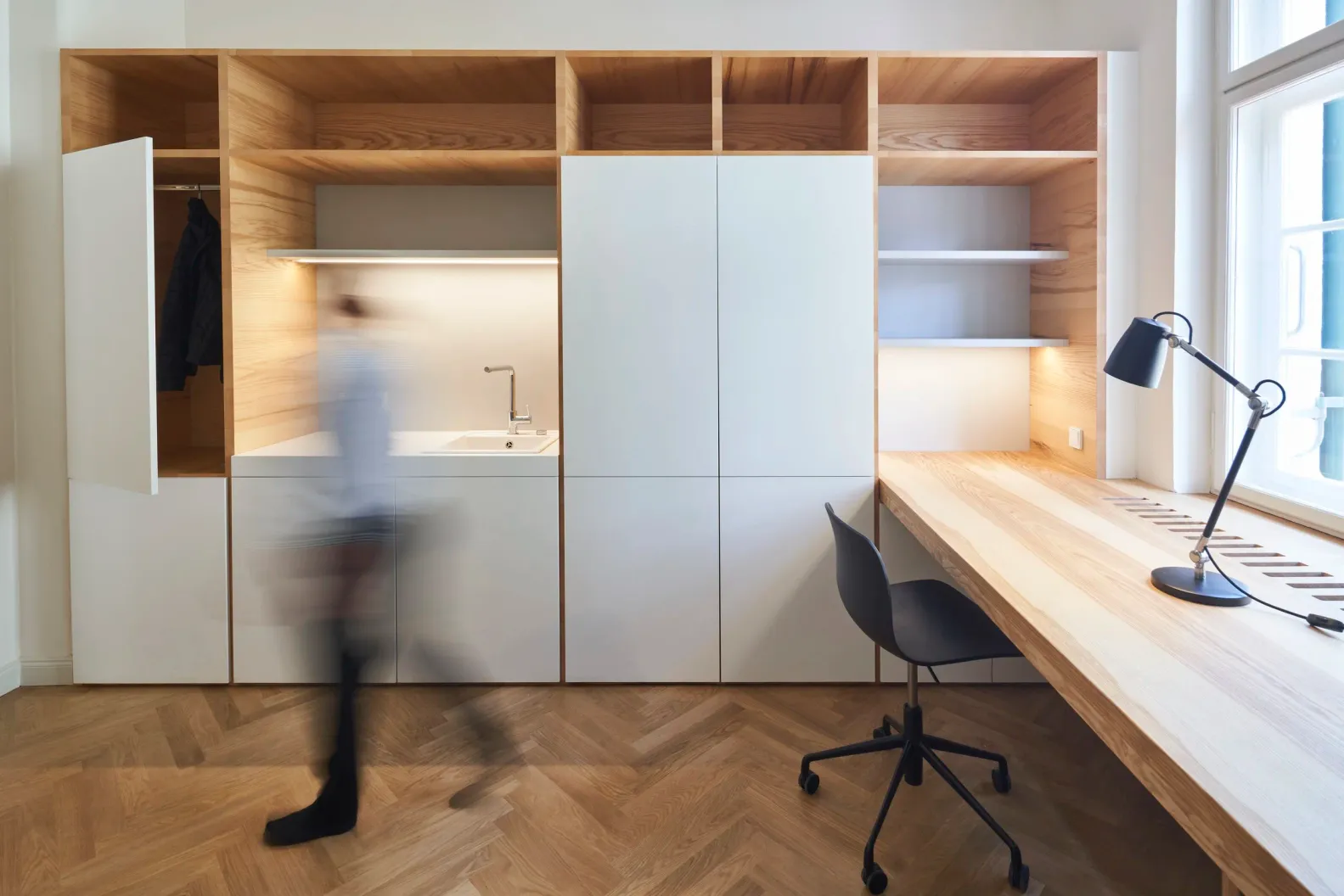 Zimmer mit Einbauschränken, Kitchenette und Schreibtisch