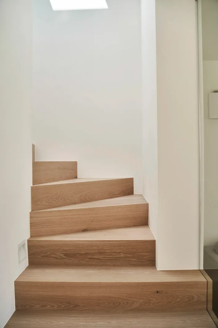 Gewendelte Holztreppe unter Oberlicht