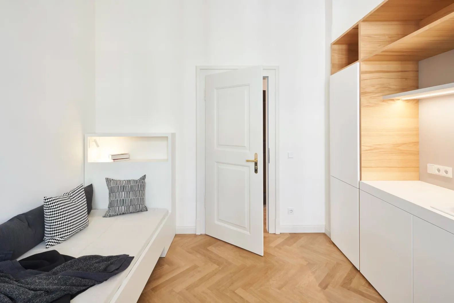 Zimmereingang mit Sitzbank und Einbauwand