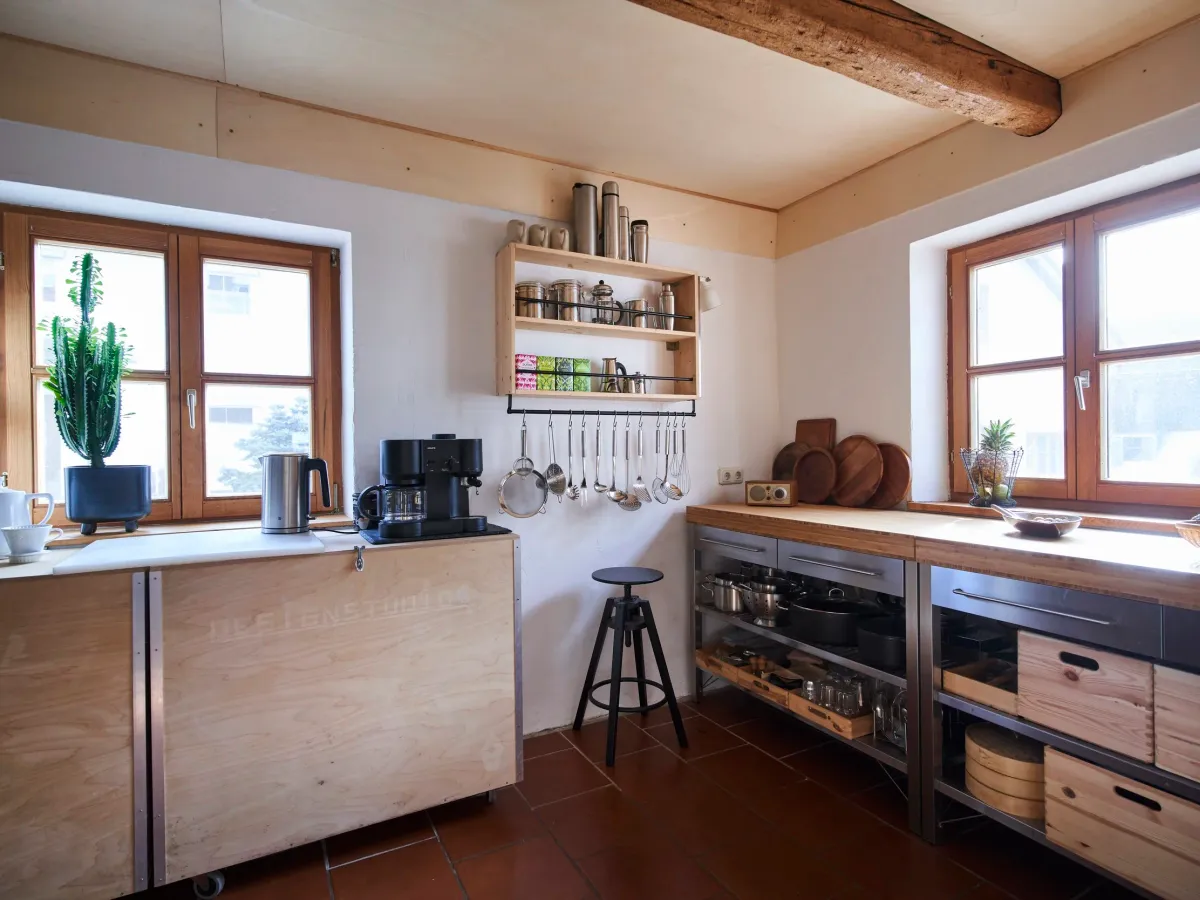 Küche mit offenen Regalen, Kaffeemaschine und Kaktus