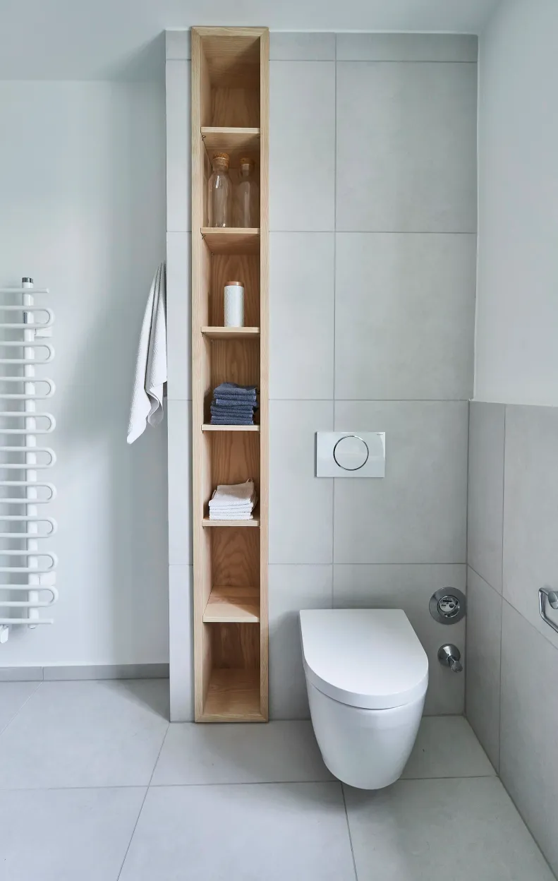 Gäste-WC mit Einbauregal und Handtuchheizkörper