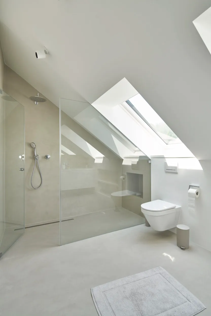Bad unterm Dach mit Glasdusche und Dachfenster