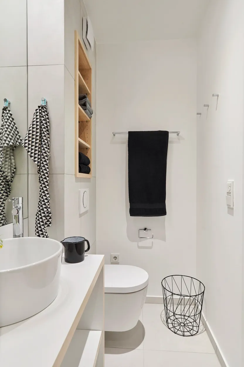 Badezimmer mit schwarzem Handtuch und Einbauregal