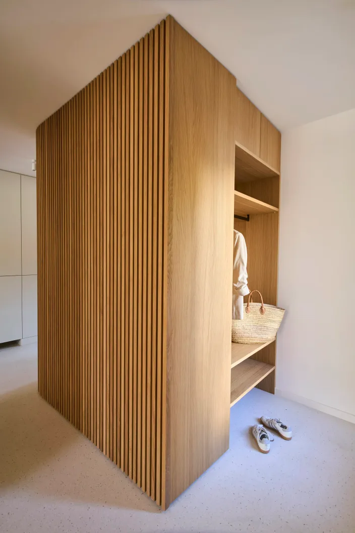 frei stehender Schrank mit Lamellenverkleidung, Ankleide