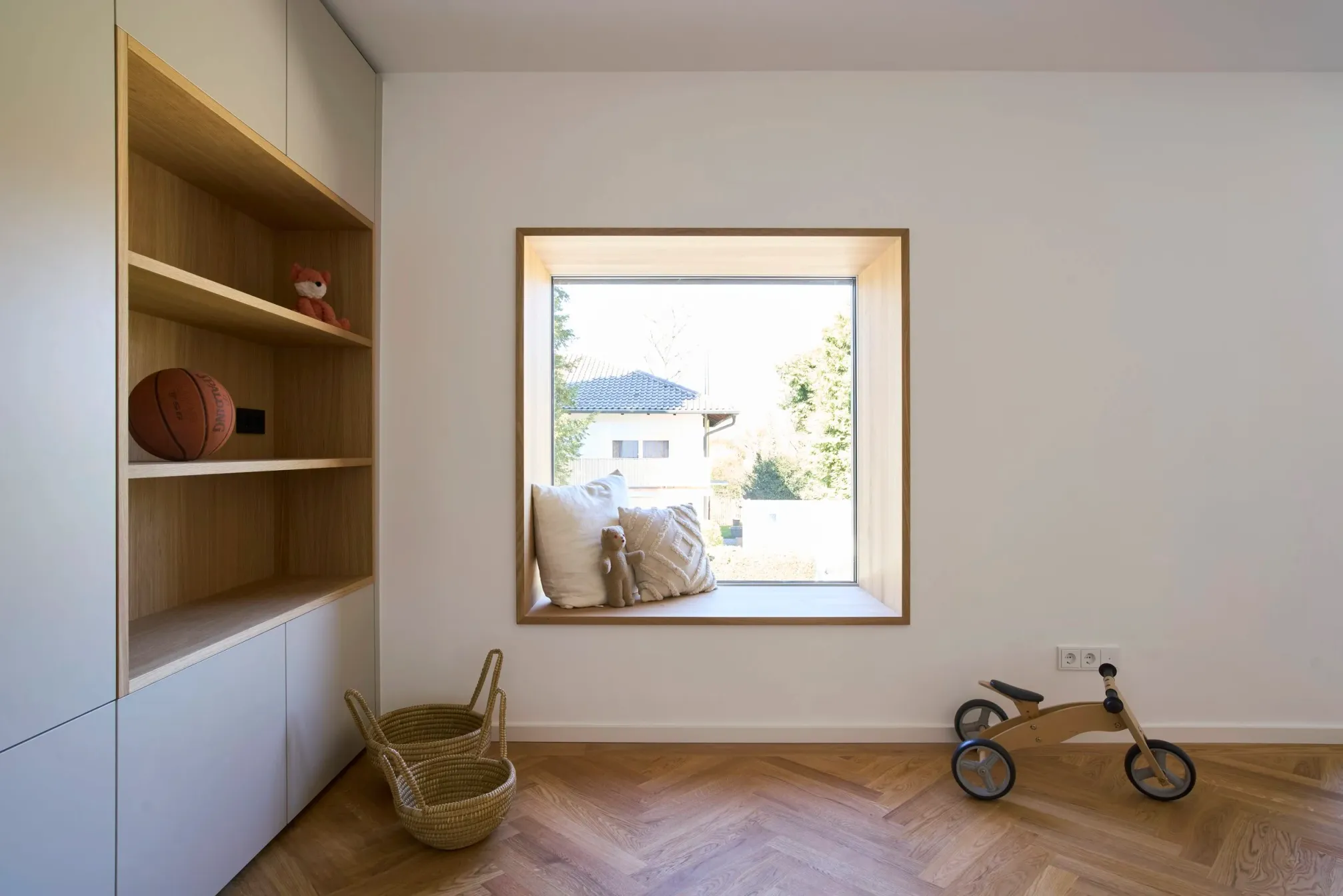 Kinderzimmer mit Fenstersitznische