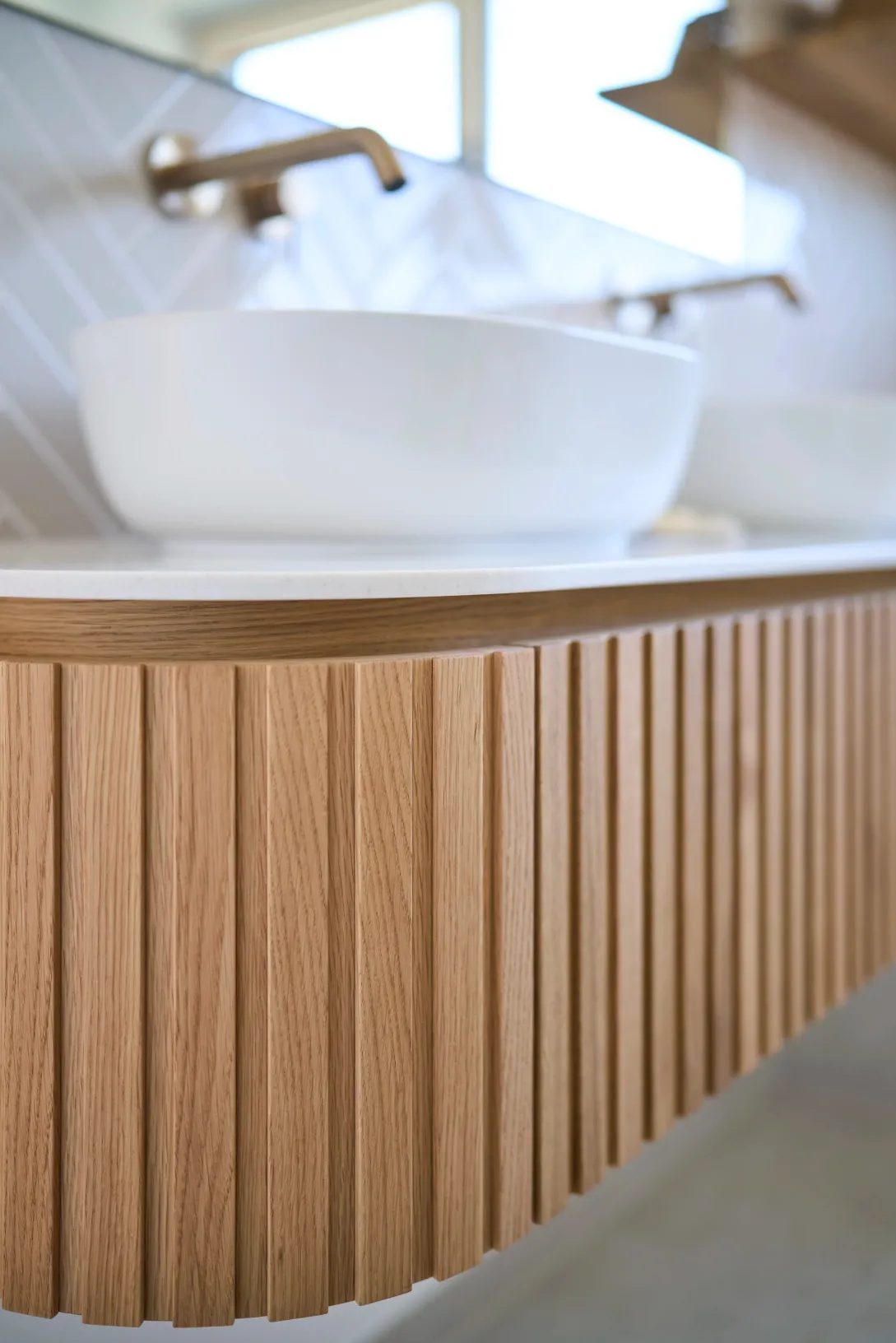 Waschtisch mit gerundeter Holzfront, Detail
