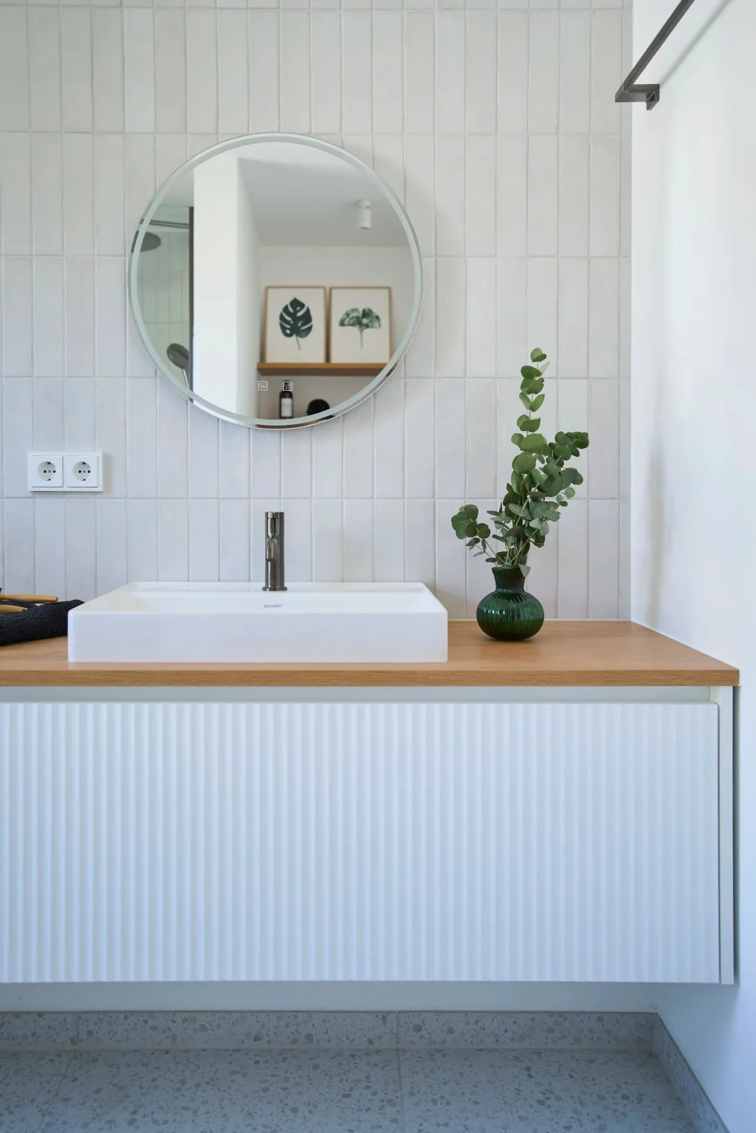 Gäste-WC mit rundem Spiegel