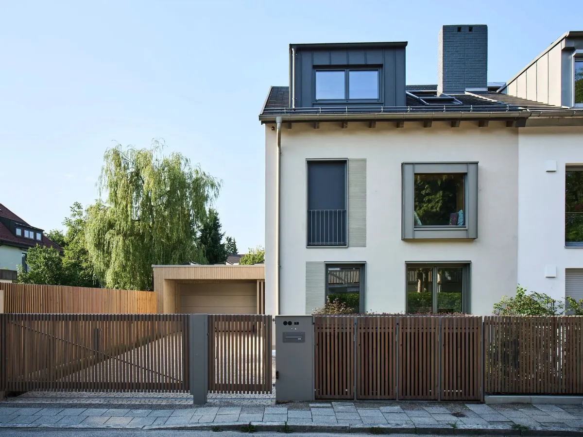 Fassade mit Gaube und Kamin