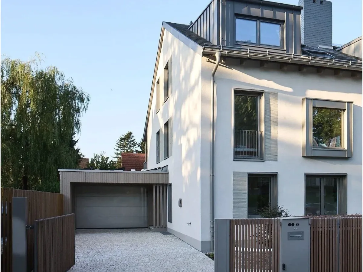 Zufahrt mit Garage nach der Sanierung