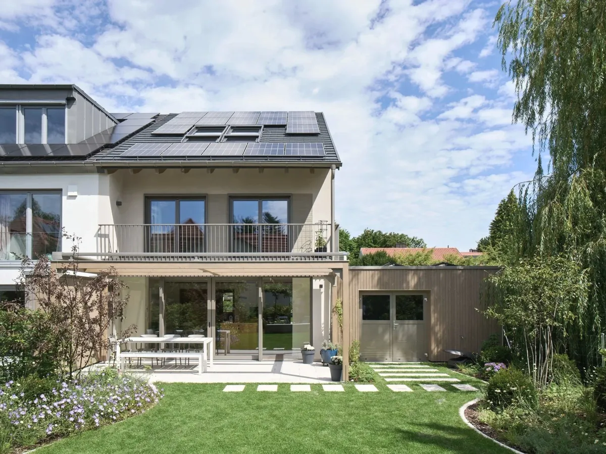 Gartenansicht mit Trauerweide und Terrassenpergola
